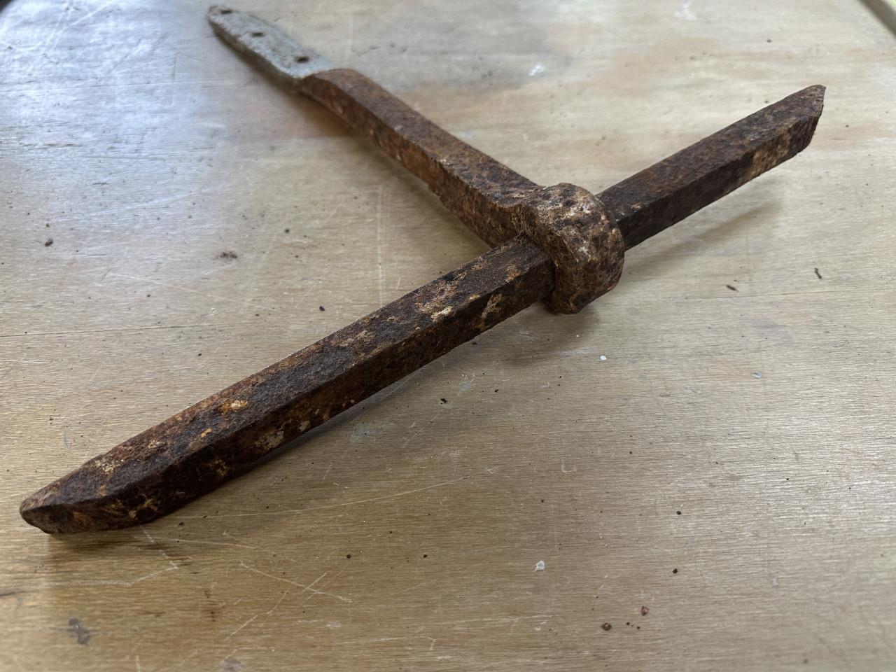 Antiek smeedijzer muuranker  3 stuks bedrag per stuk