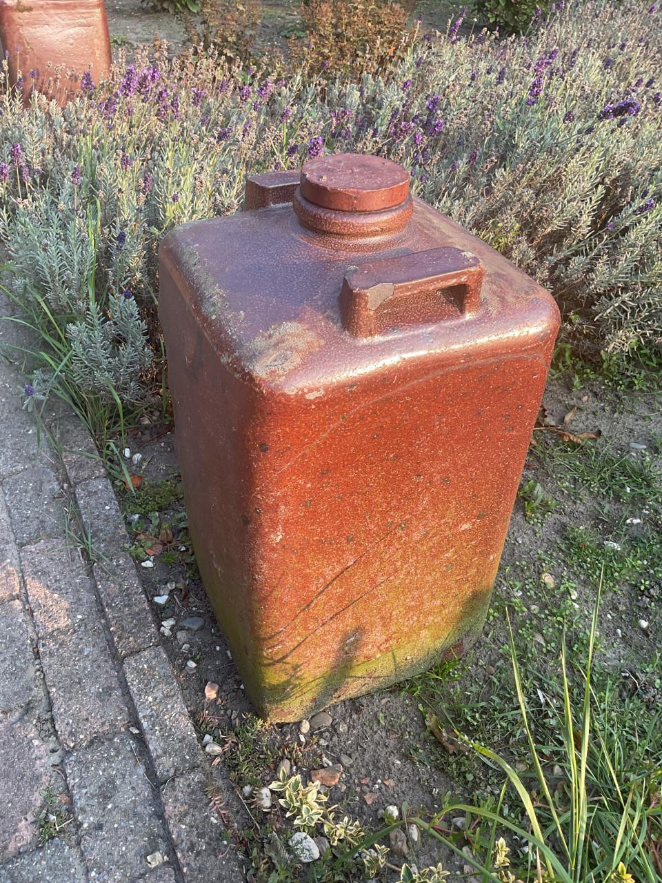 Grote aardewerk waterkruiken