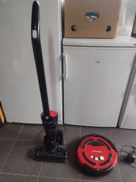 Te koop: Steel Stofzuiger en Robot Stofzuiger.