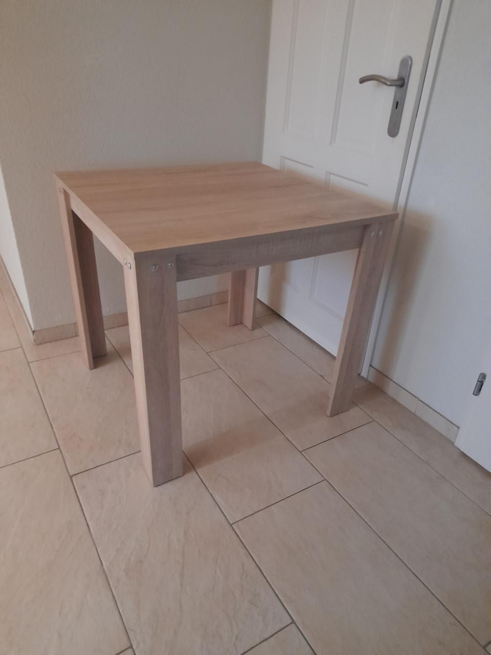Mooie tafel 80 x 80 x 75H (in goede nette staat )