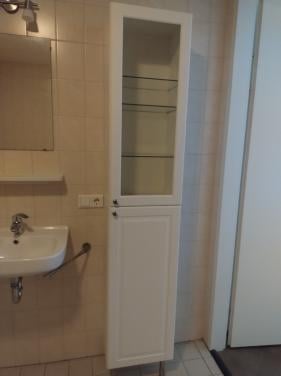 Stevige, hoge badkamerkast