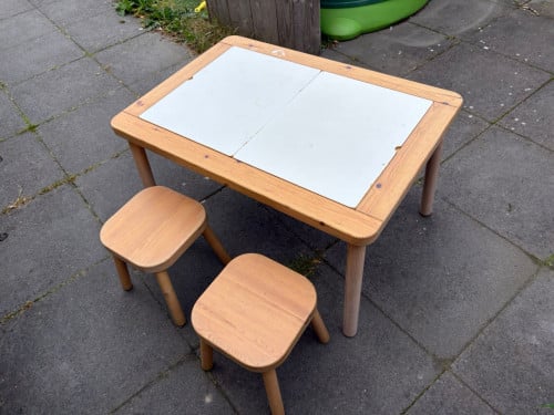 FLISAT Kindertafel / speeltafel + krukjes