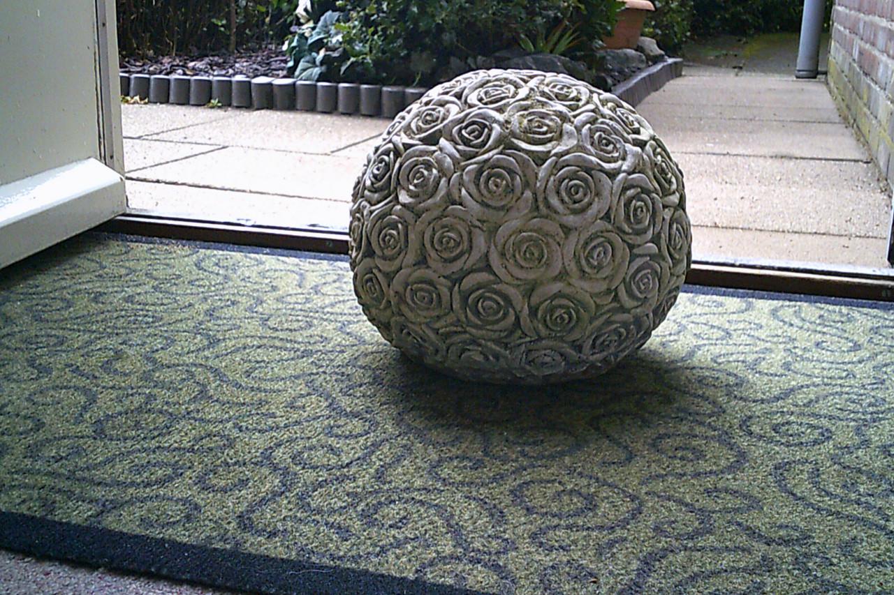 TUINbeeld ROZENBOL - ook mooie grafdecoratie.