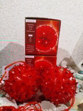 Nieuw: 2 rode bollen met verlichting