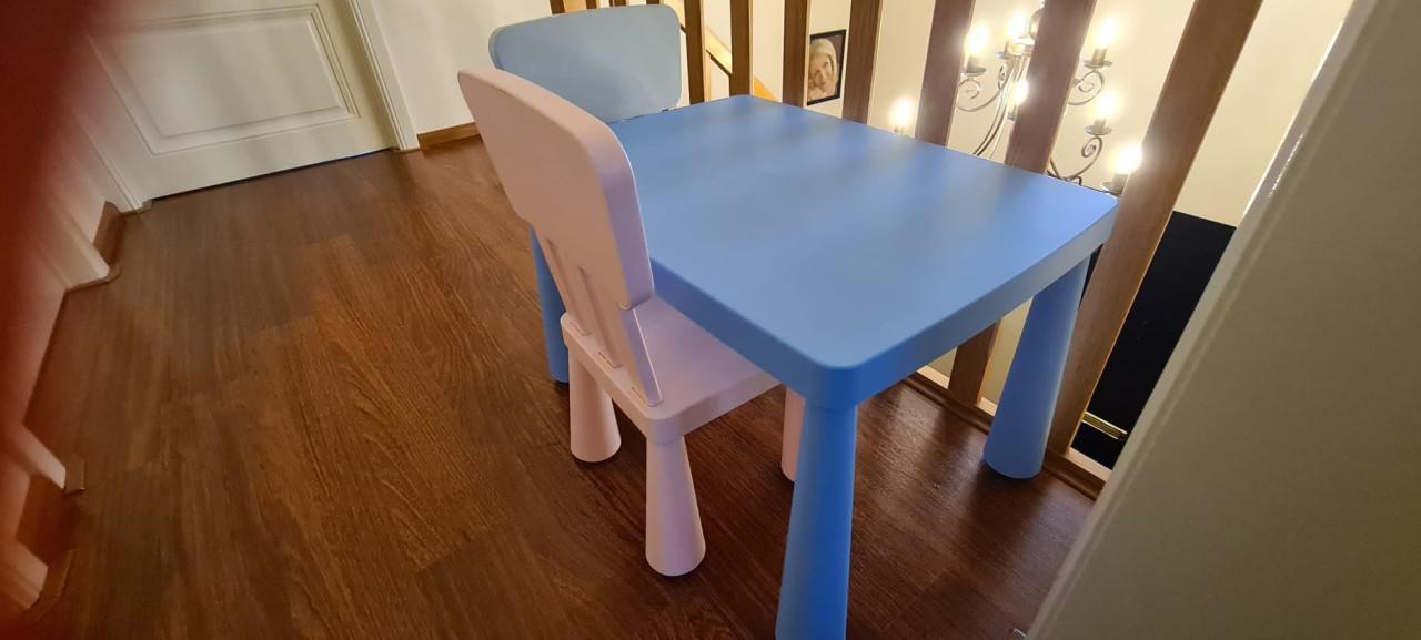 Kinder speeltafel en 2 stoeltjes