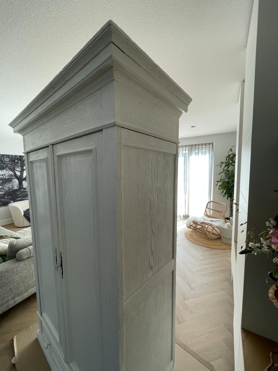 Mooie oude demontabele kledingkast