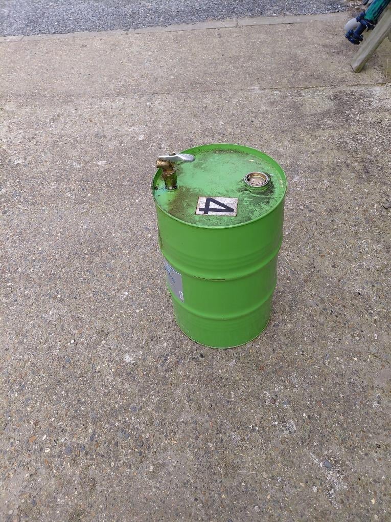 Lege beziene vaten met kraan