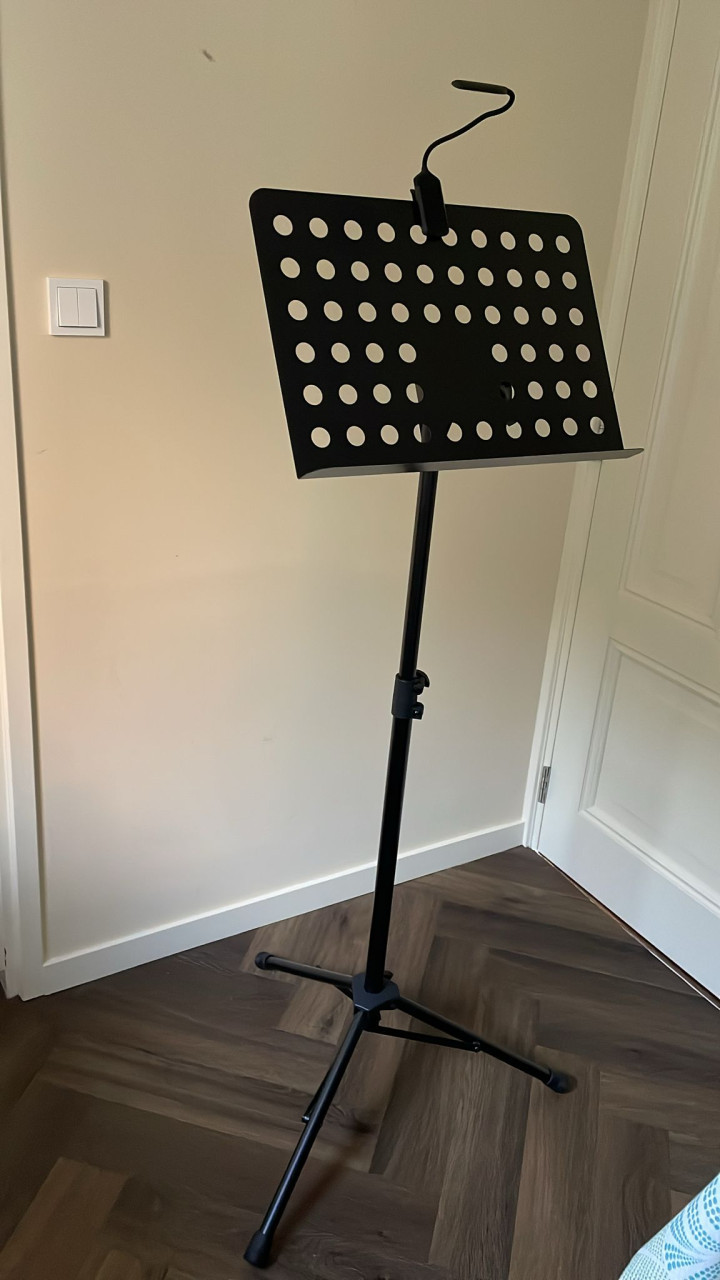 Mooie muziekstandaard met lampje en bladmuziek klemmetjes