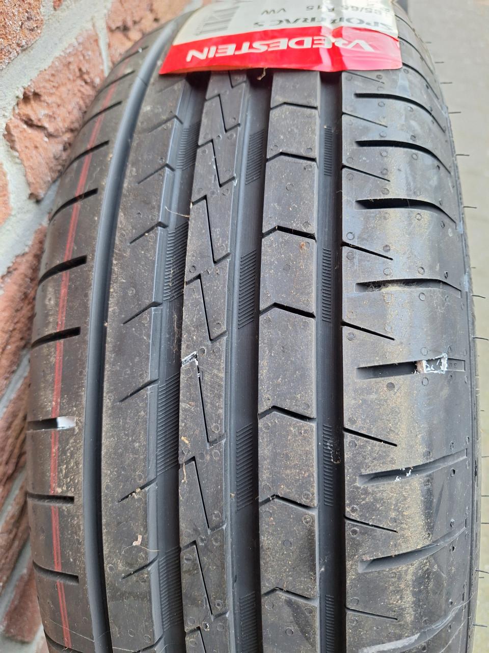 2 stuks Nieuwe Vredestijn banden 195-65 R15