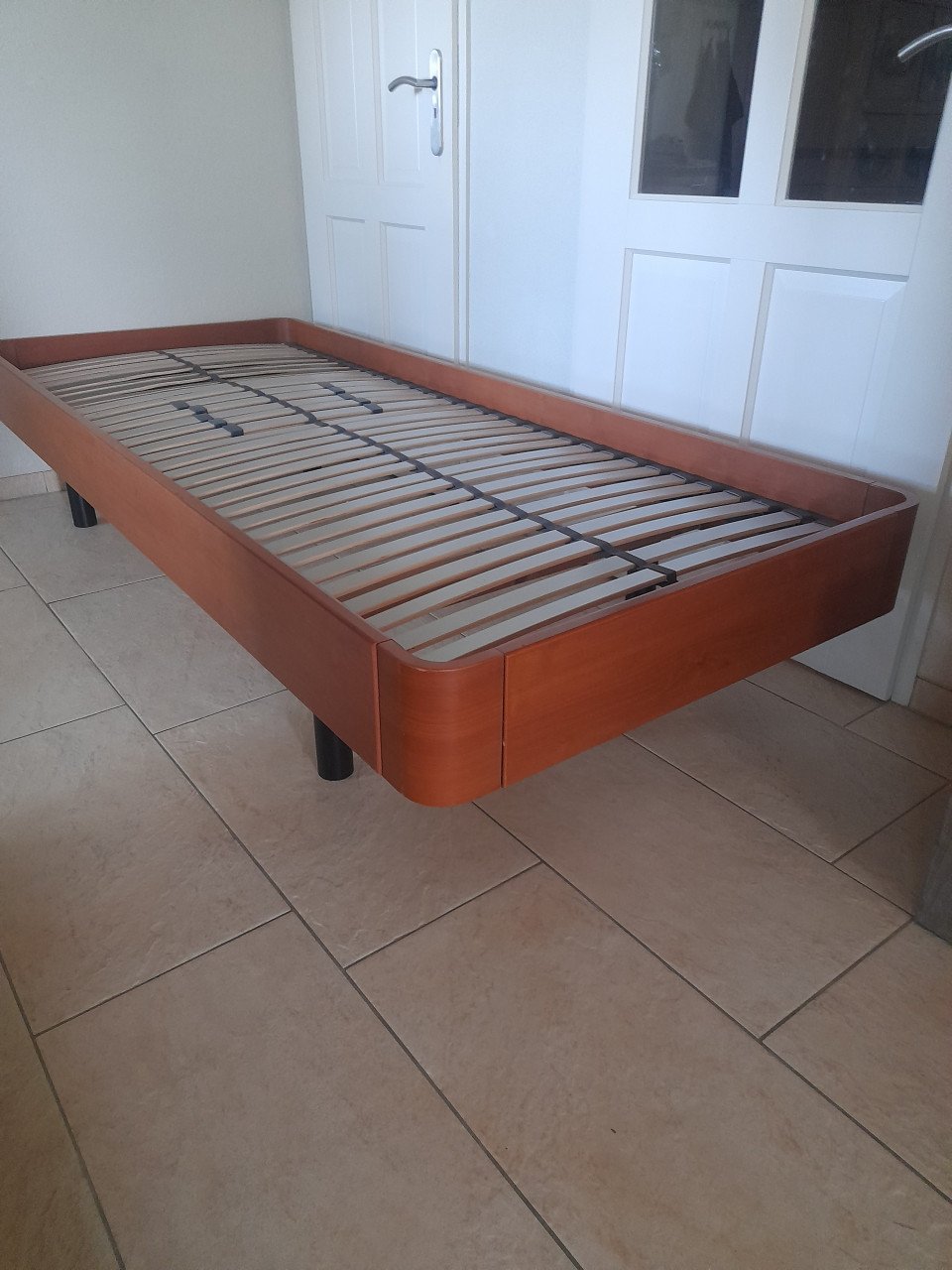 1 Persoons bed 90 x 220 ( in goede nette staat)