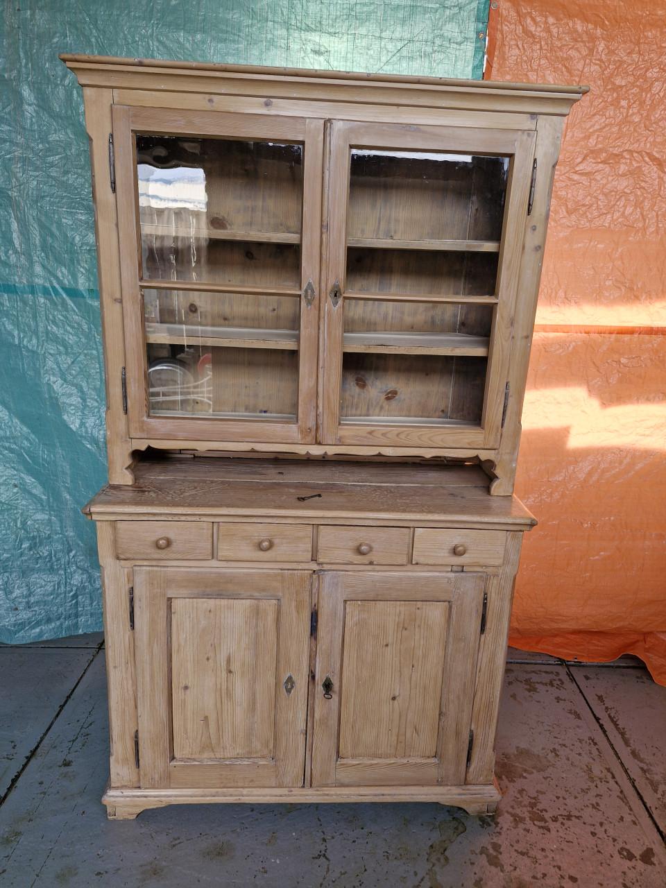 Antieke grenen kast