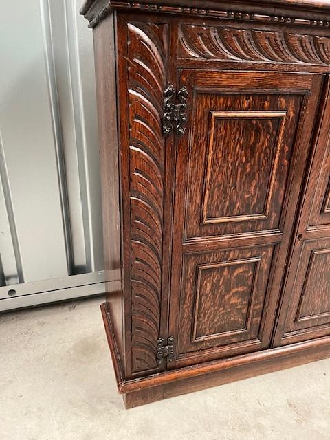 Eiken houten servieskastje