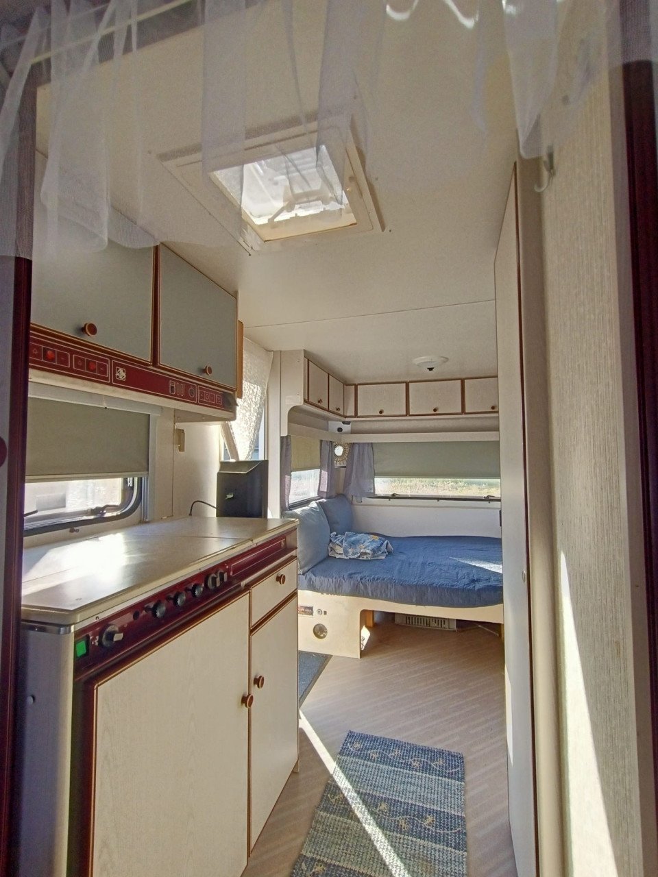 Gezinscaravan Knaus Sudwind 1990 met voortent en vast bed