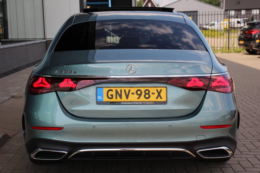 Mercedes-Benz E-Klasse 300 e amg line | superscreen | pano | burmester | 36