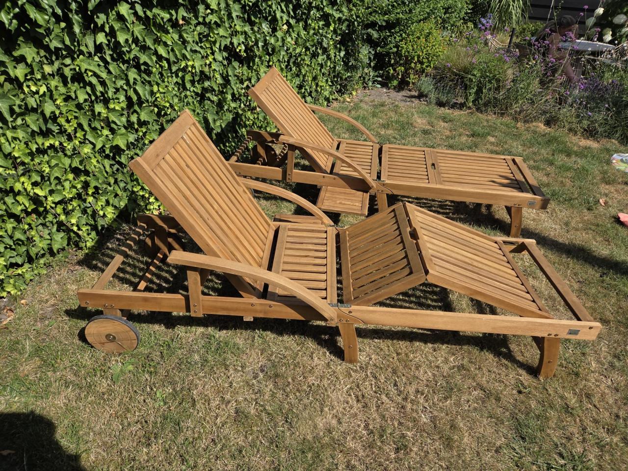 2x Luxe Acaciahouten ligbedden. Verstelbaar, met Wielen & Kussens