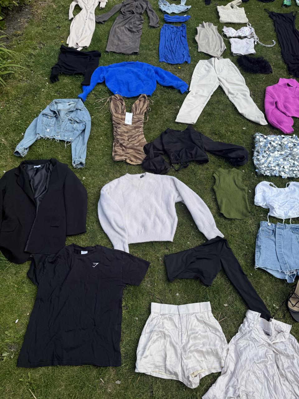 Pakket dames/ meisjes kleding ongeveer 90/100 stuks