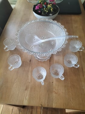 Glazen bowl-schaal met 6 glazen kopjes en plastic bowl-schep.