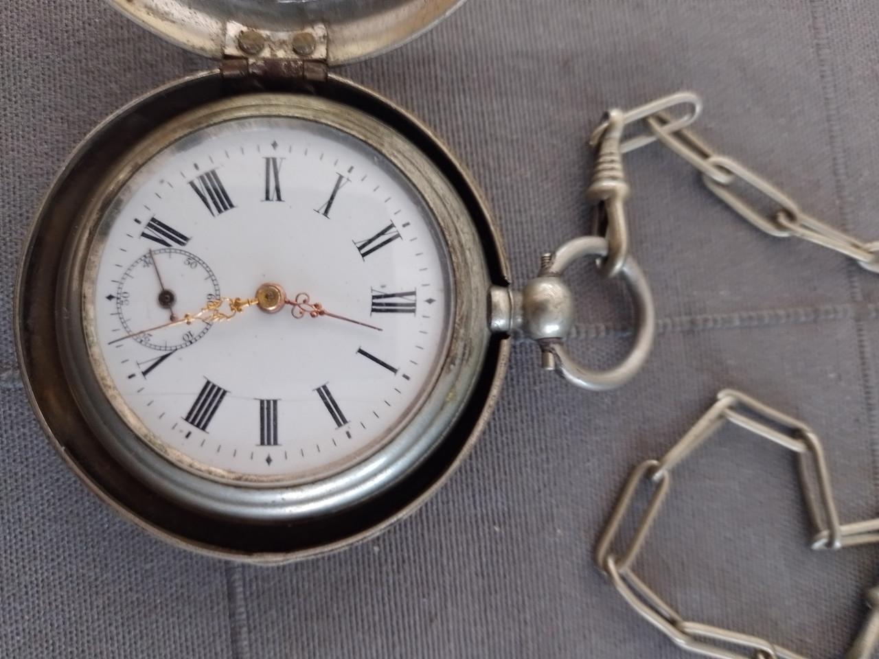 Oude goed werkende zakhorloge met sleutel