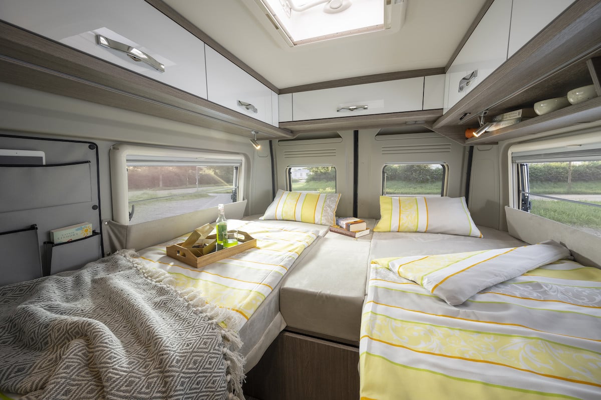 Boek nu onze Bus Camper : stahoogte 2,13 en lengtebedden 2,08 m !!