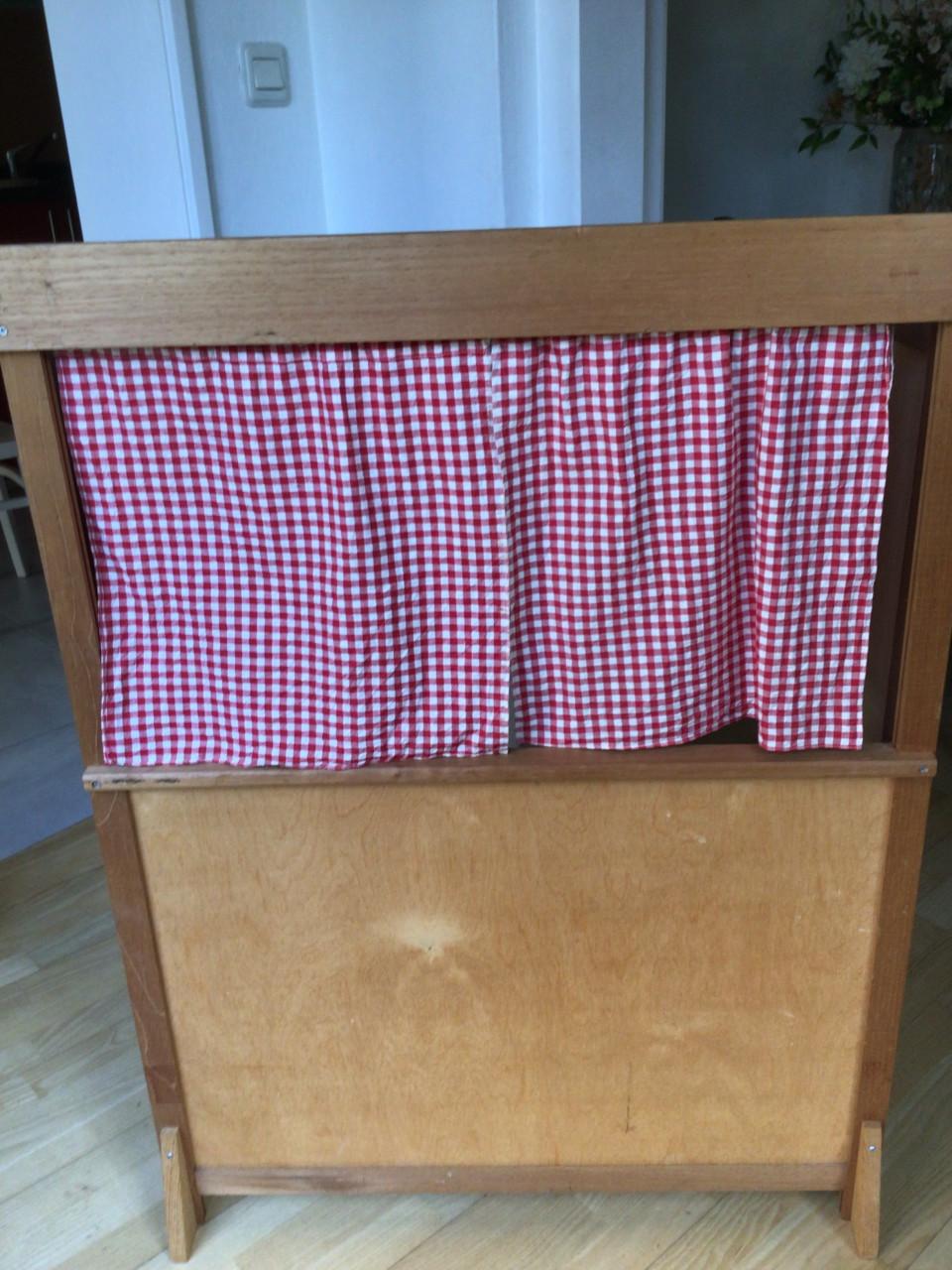 Vintage poppenkast met poppen