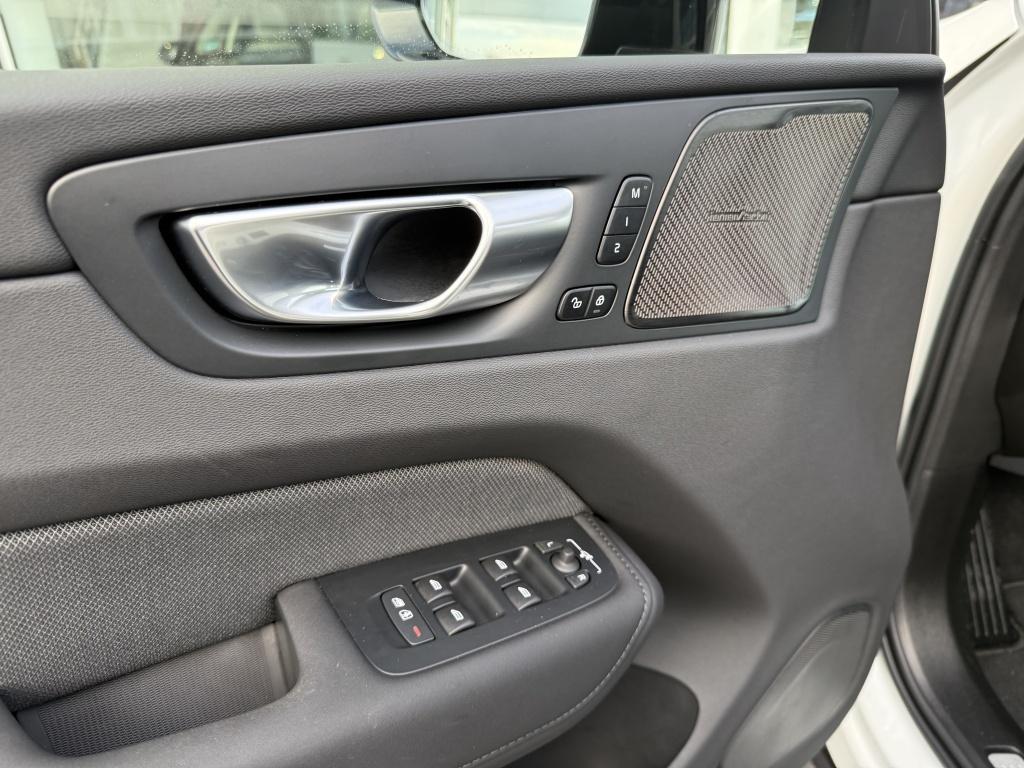 Volvo XC60 t6 398pk recharge dark black edition| panodak| luchtvering| trek