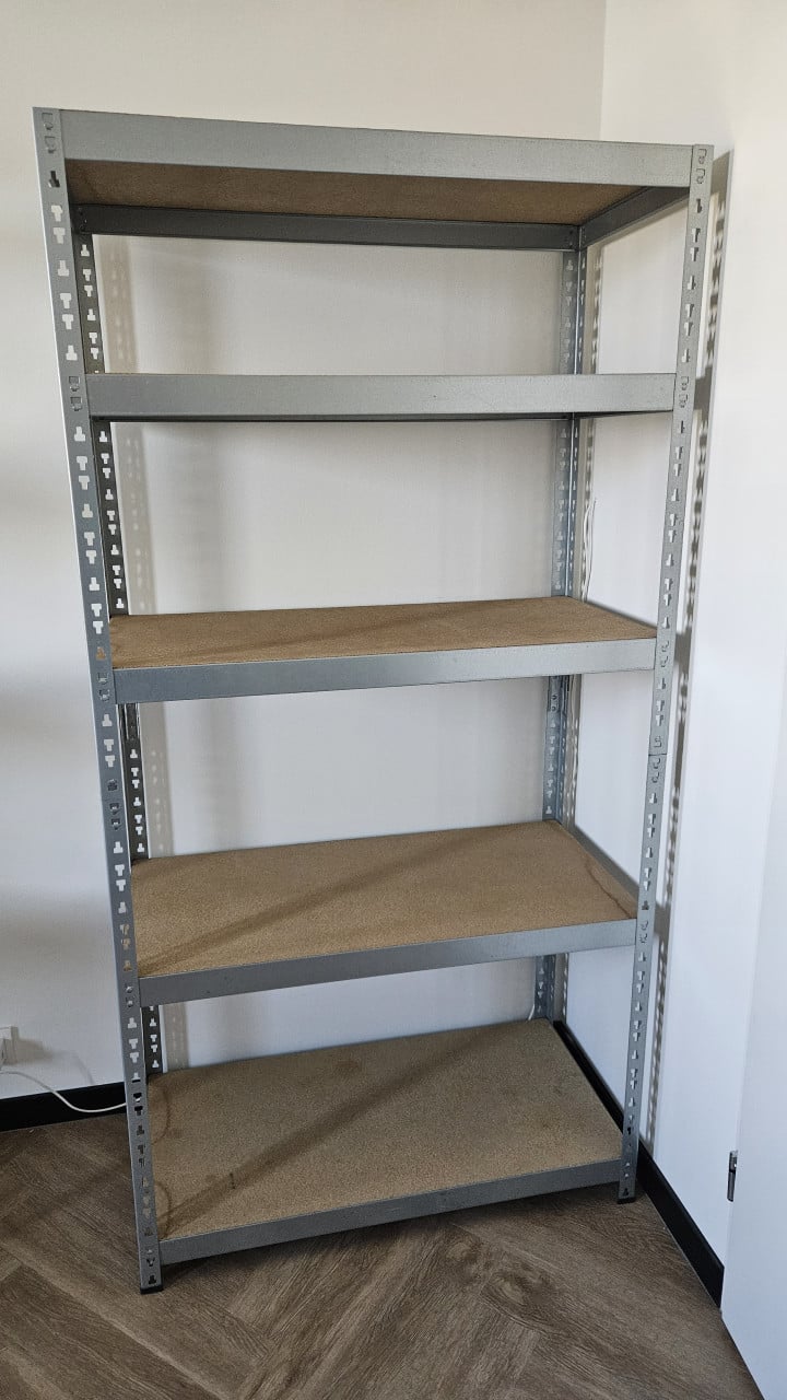 Metalen opbergrek met houten legplanken ( 2x )