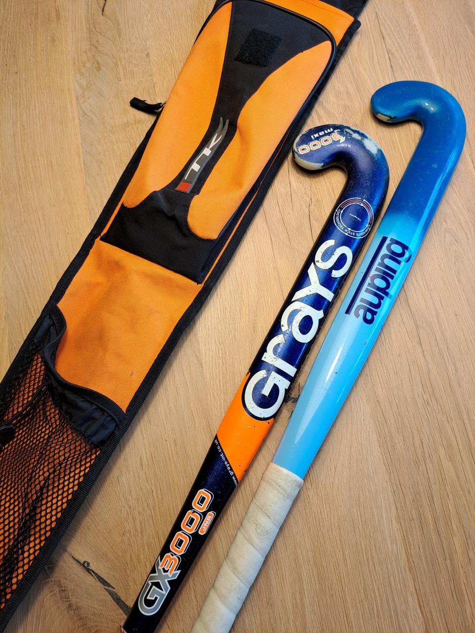 2x hockeystick in tas Grays en Auping