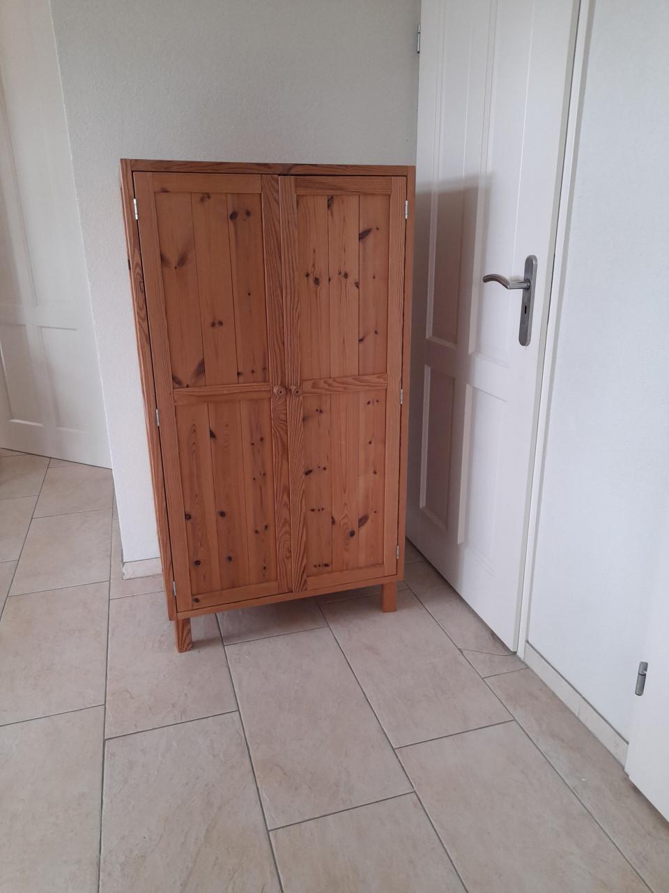 Massief houten Linnenkast   75 x 52 x 136H (in goede staat )