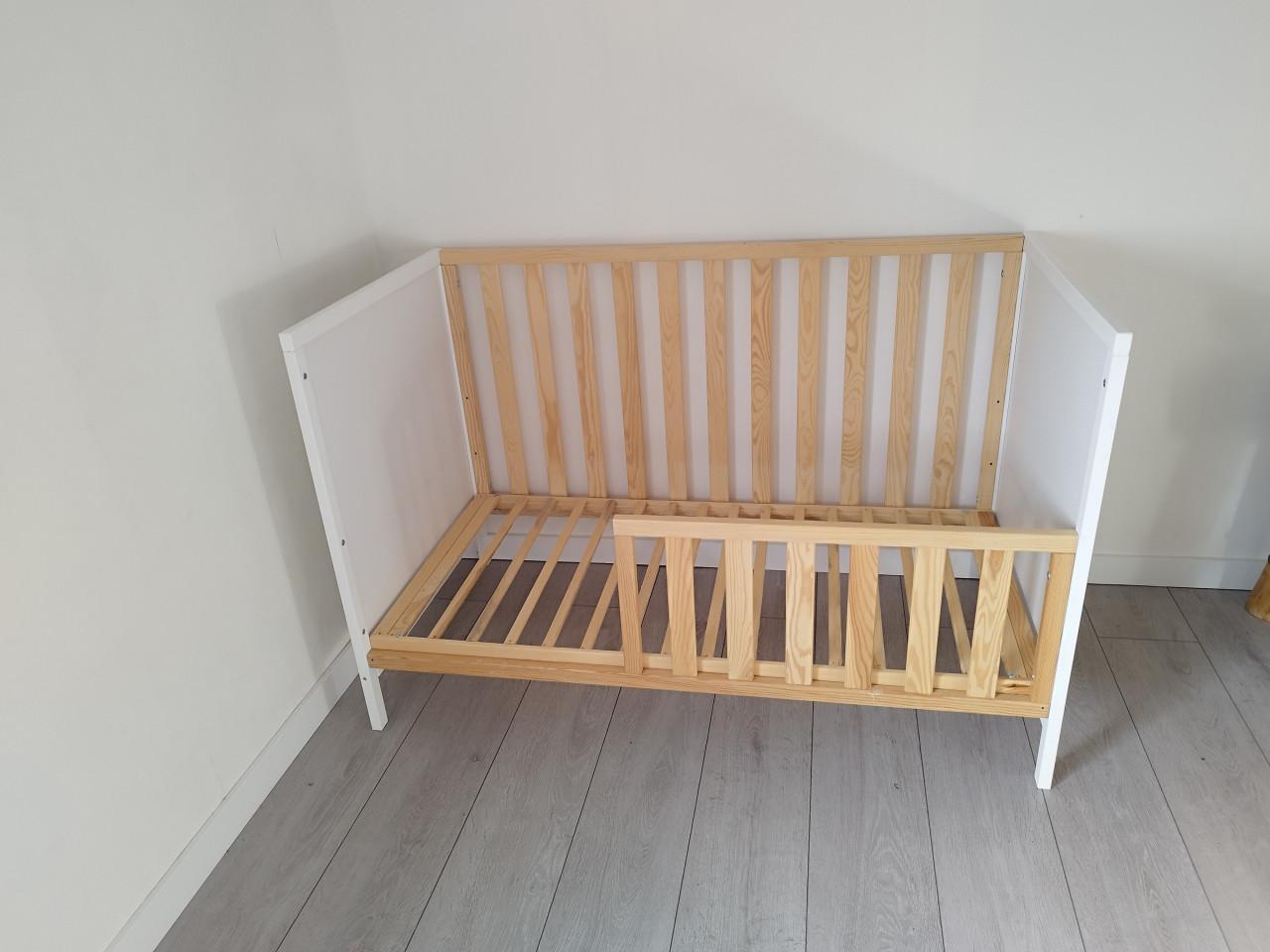 Ledikantje, om te bouwen tot peuterbed