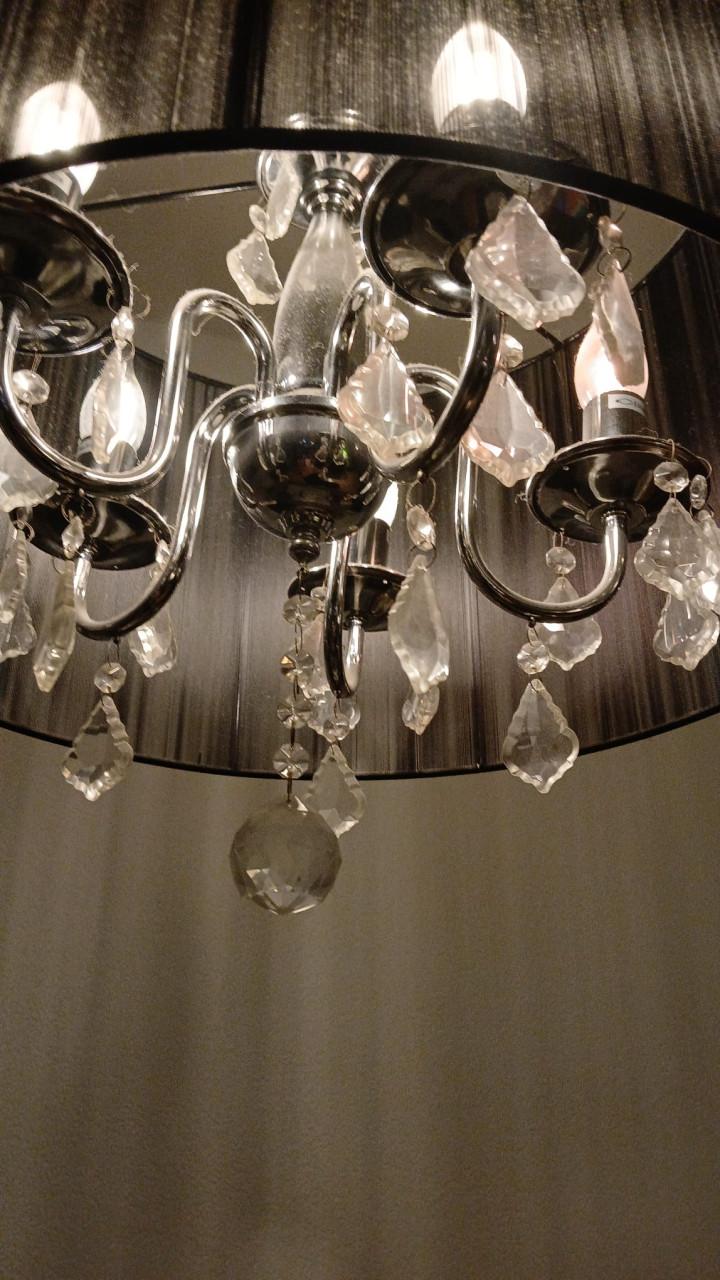 Moderne kroonluchter met zwarte kap en kristallen – 5 lampen