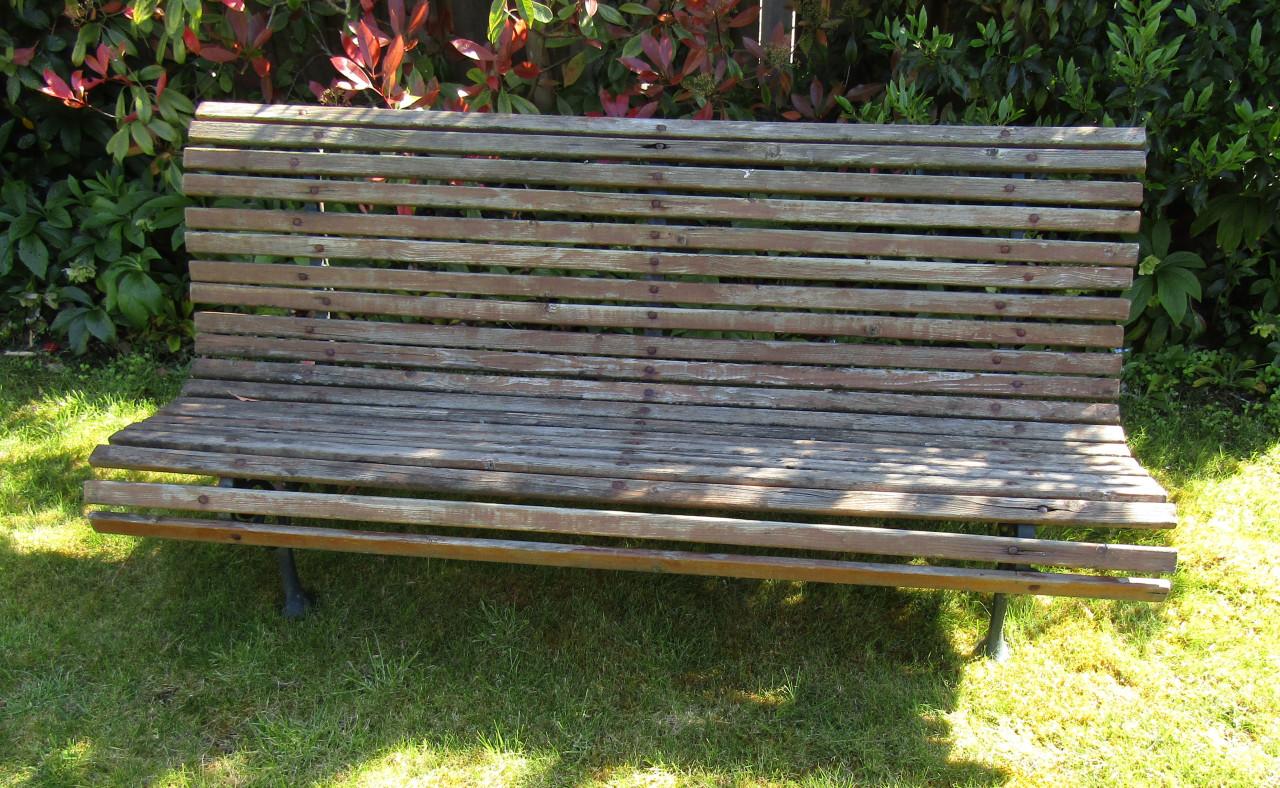 Oude tuinbank gietijzeren onderstel.