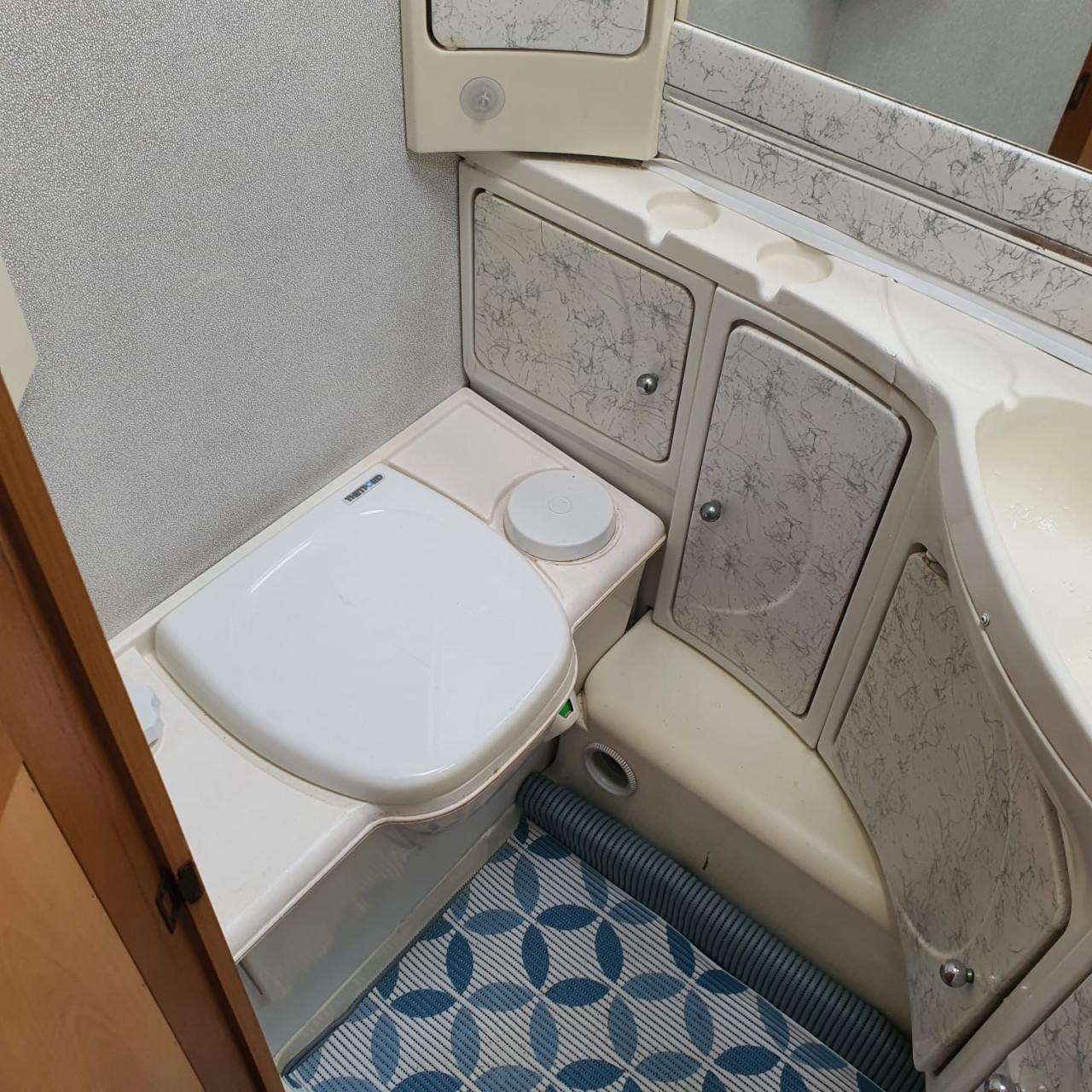 LMC 560 Dominant met voortent en mover (lengtebedden)