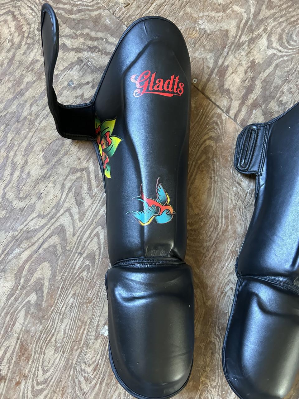 Bokshandschoenen en scheenbeschermers