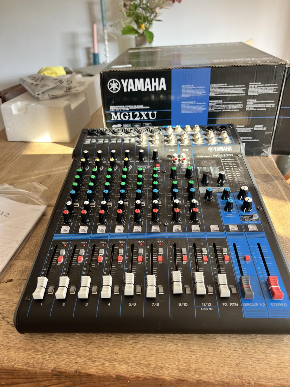 Yamaha MG12XU  mixer