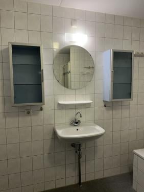 Nette wastafel, ronde spiegel, verlichting,, 2 hangkastjes