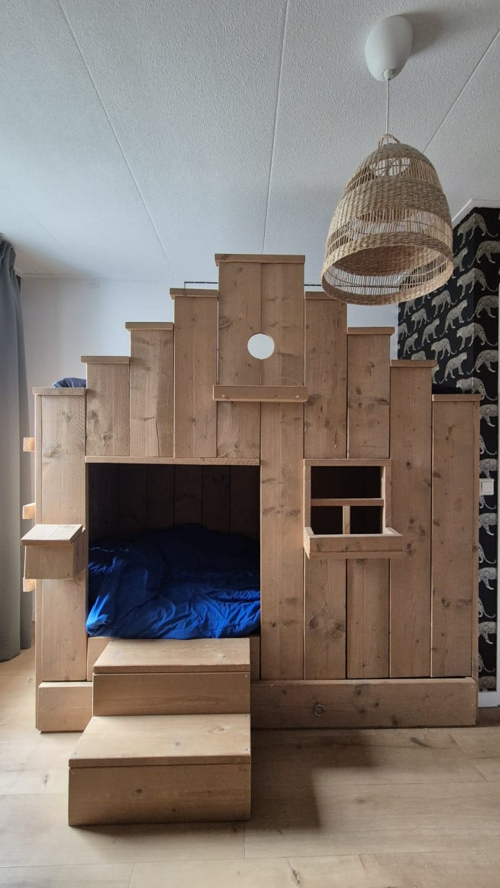 Stoer steigerhouten kinderbed met 3 slaapplekken!