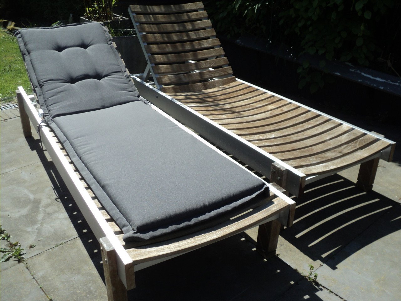 2 Indentieke TEAK HOUTEN ligbedden met nieuwe KUSSENS