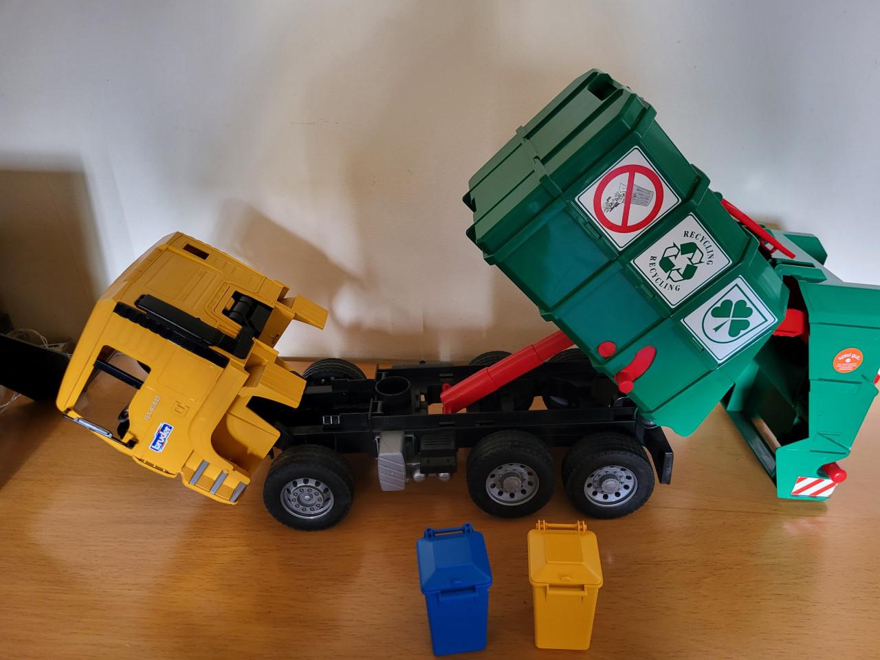 Hele mooie bruder vuilniswagen