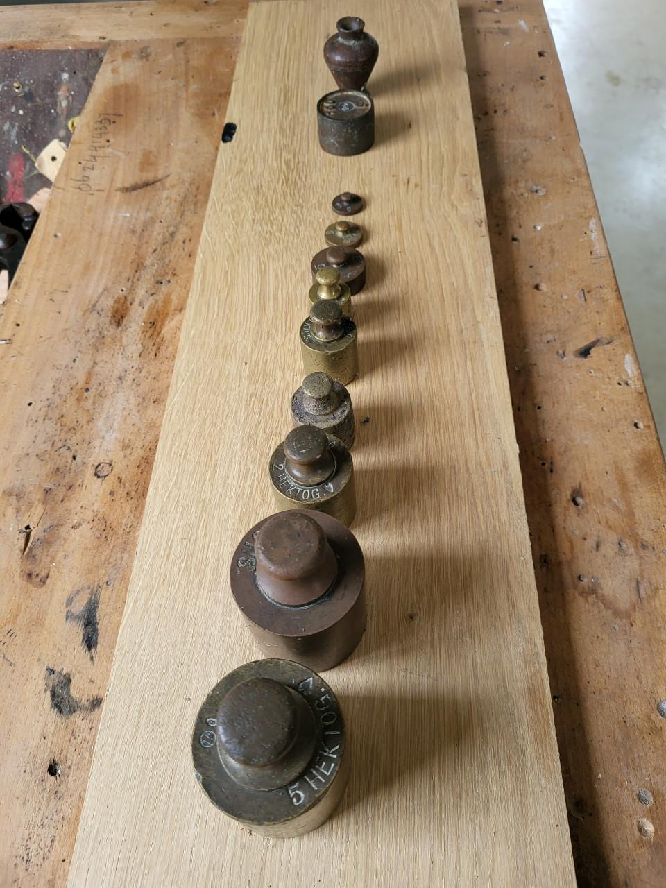 Antieke koperen gewichten