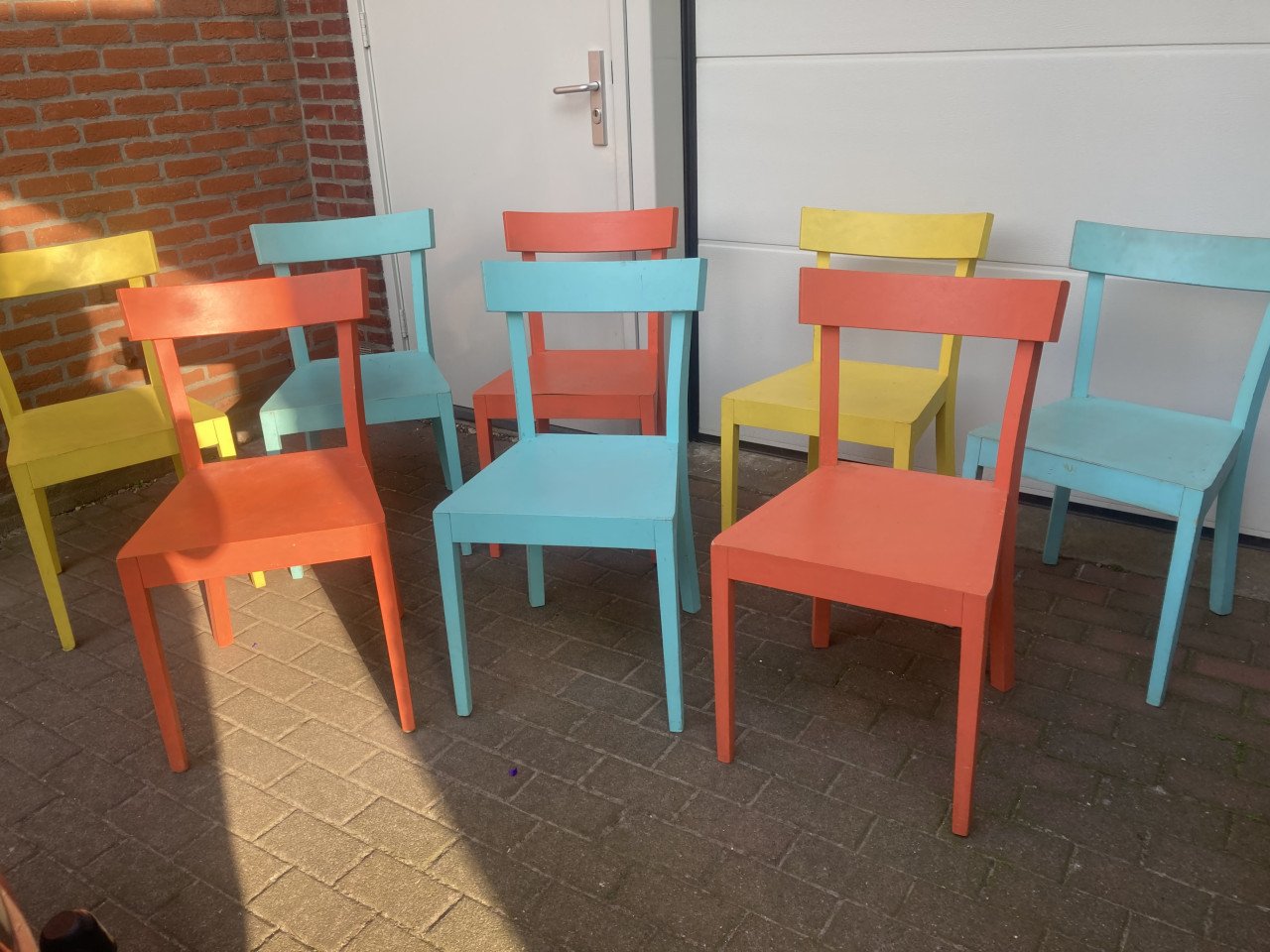 8 gekleurde Stoelen