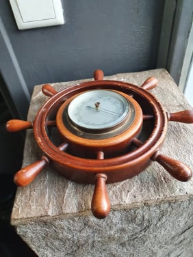 Heel mooi antiek SCHIPPERS BAROMETER + STUURWIEL, merk eikro...