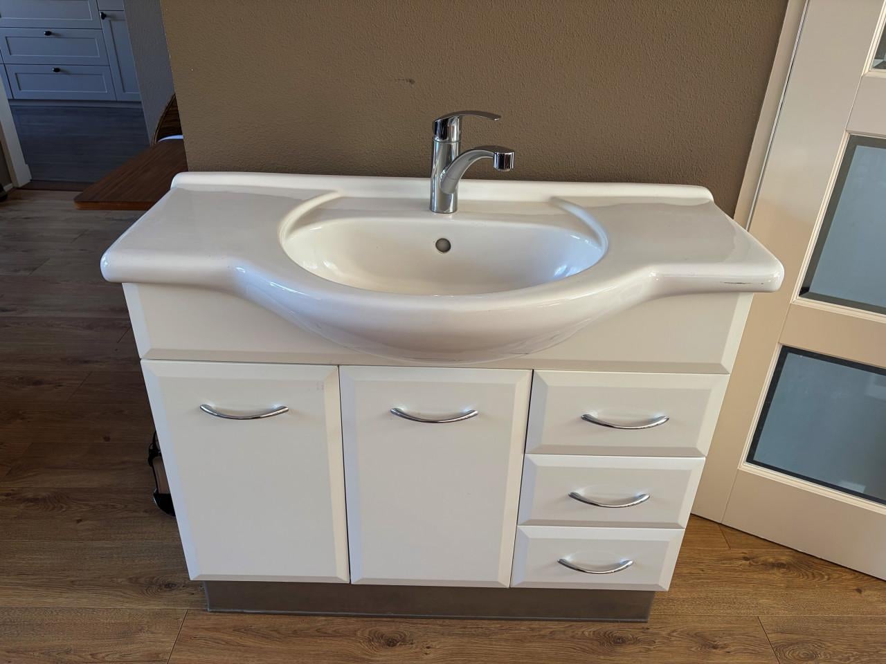 Wastafel met kast en Grohe mengkraan