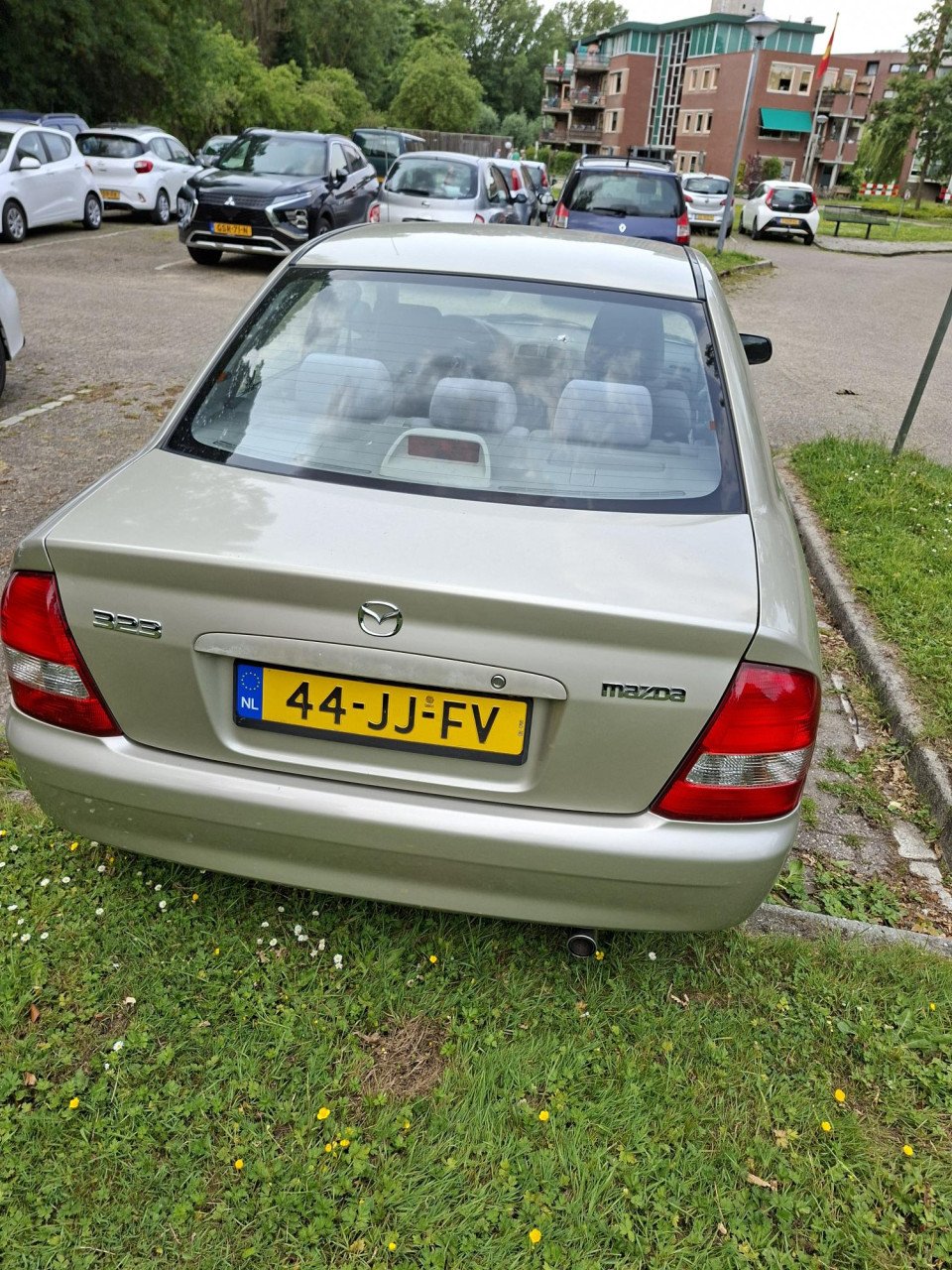 Mazda 323.