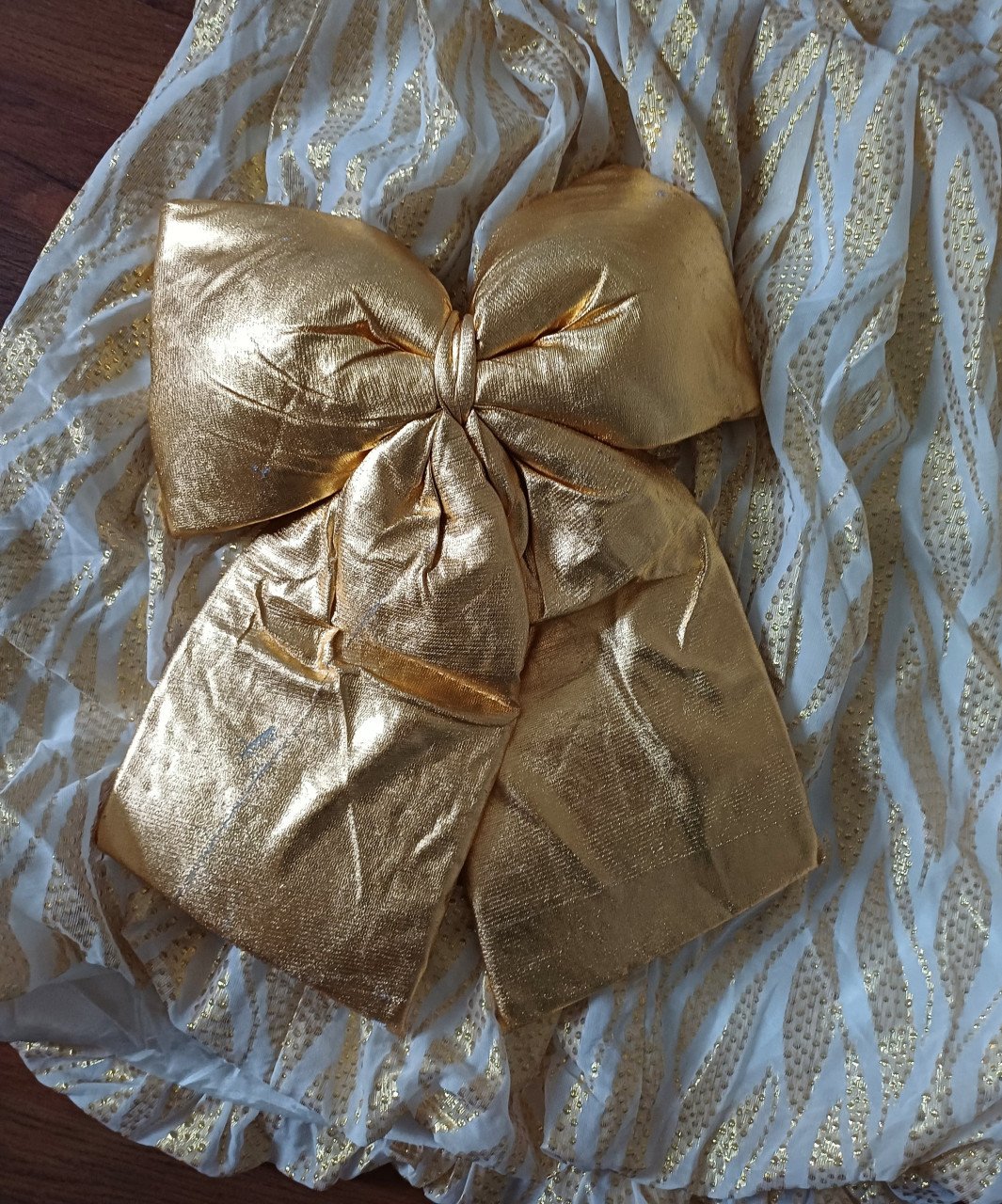 Gouden strapless pofjurk met losse strik