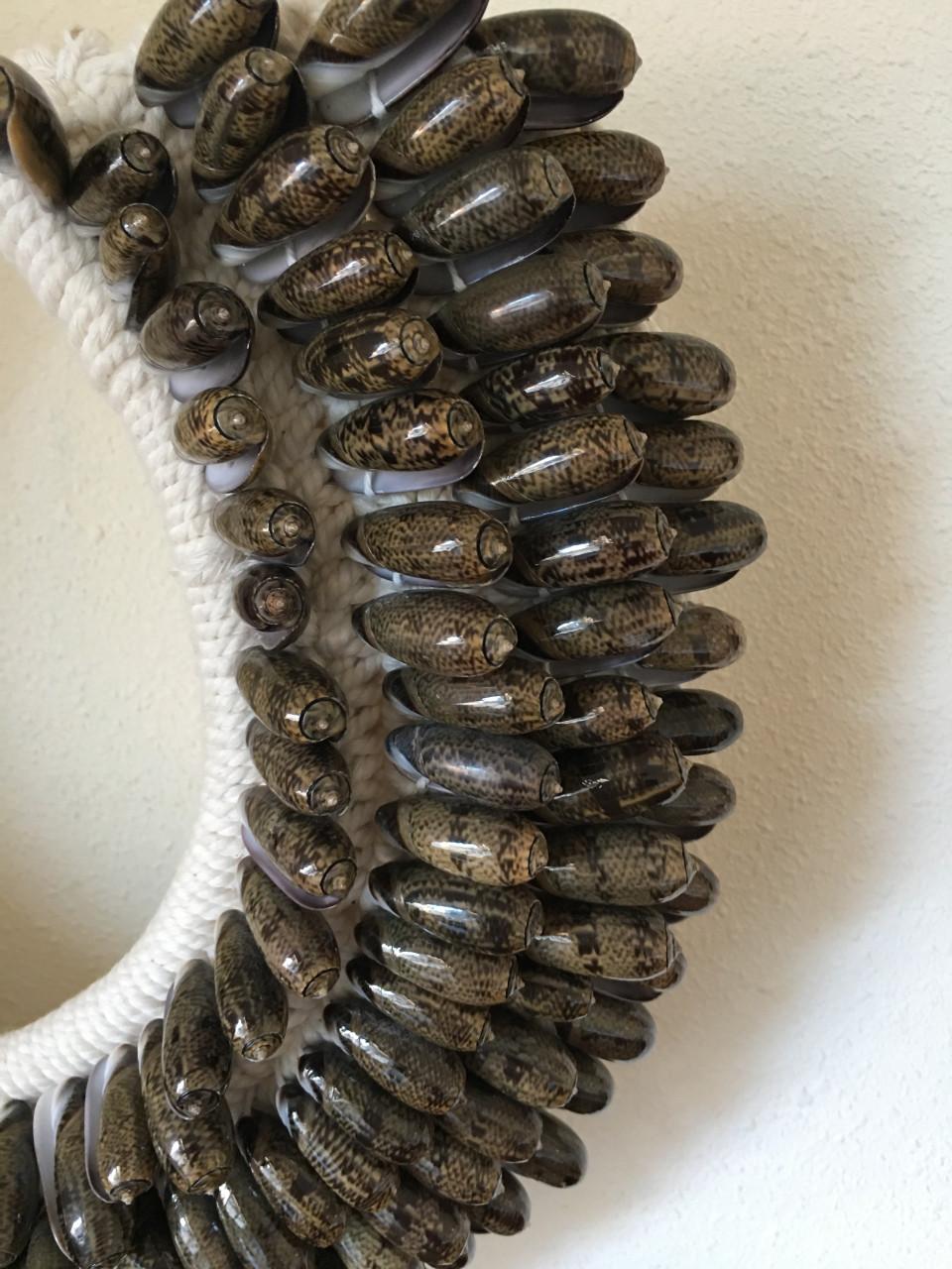 Schelpen krans op standaard