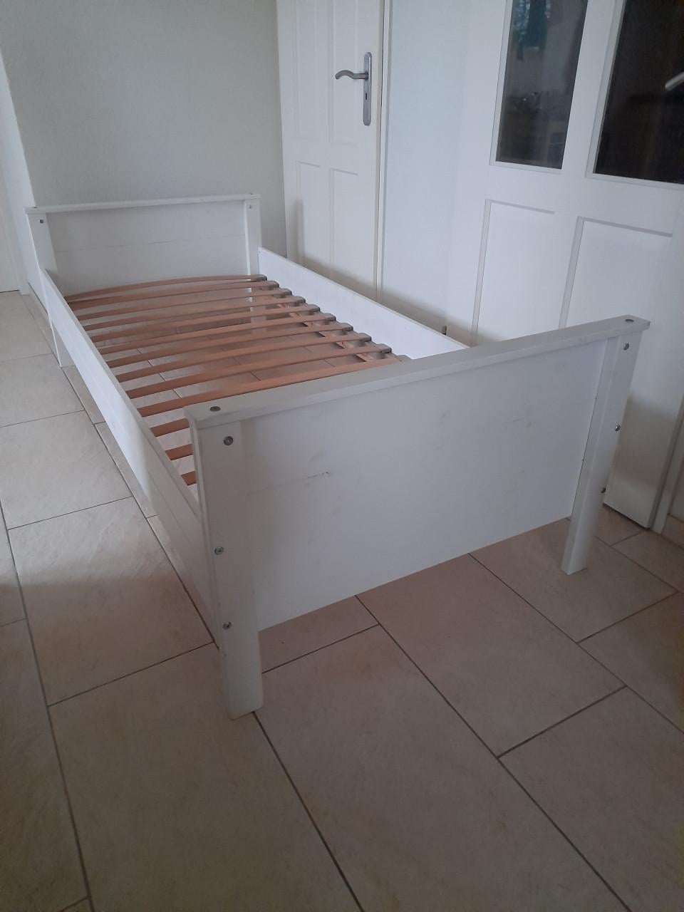 Wit massief houten bed 90 x 200 (in goede staat )