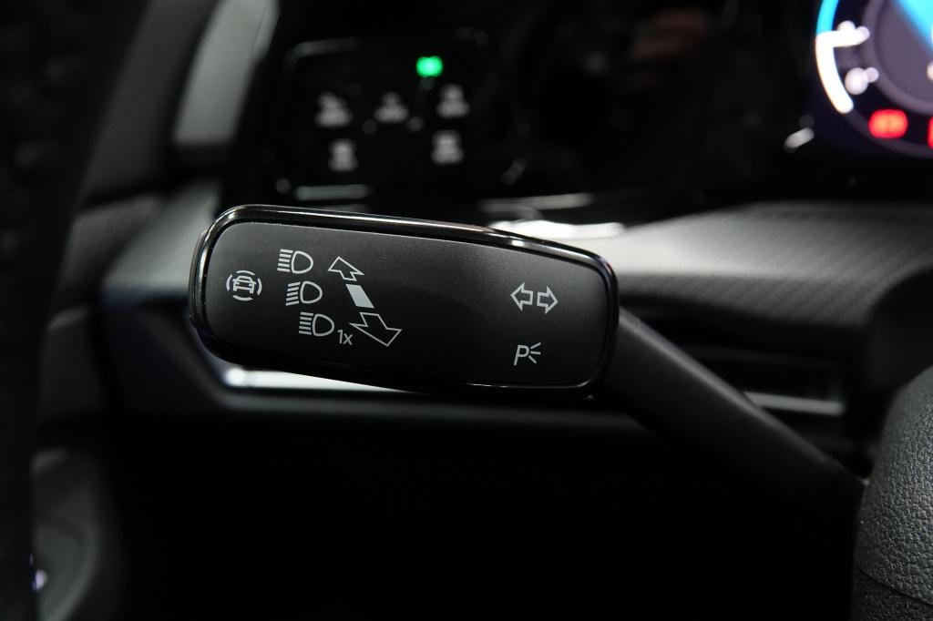 Volkswagen Golf r-line 1.5 etsi r-line | pano | iq-lights | acc | led |