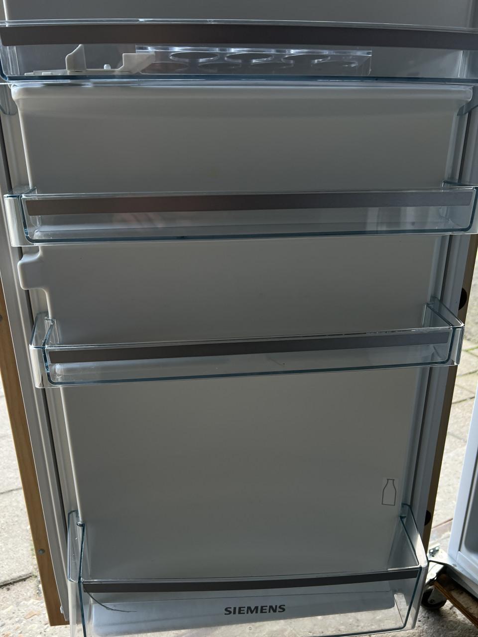 Siemens inbouw Koelkast 4 jaar oud als nieuw 	maten 54,2 × 54,1 × 87,4 cm.