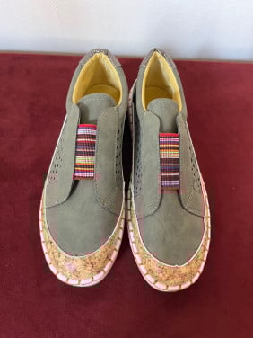 Schoenen (nieuw!) maat 40 (valt kleiner uit)