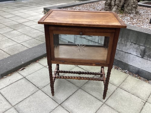 Antiek theekastje met geslepen glas en afneembaar dienblad GOES